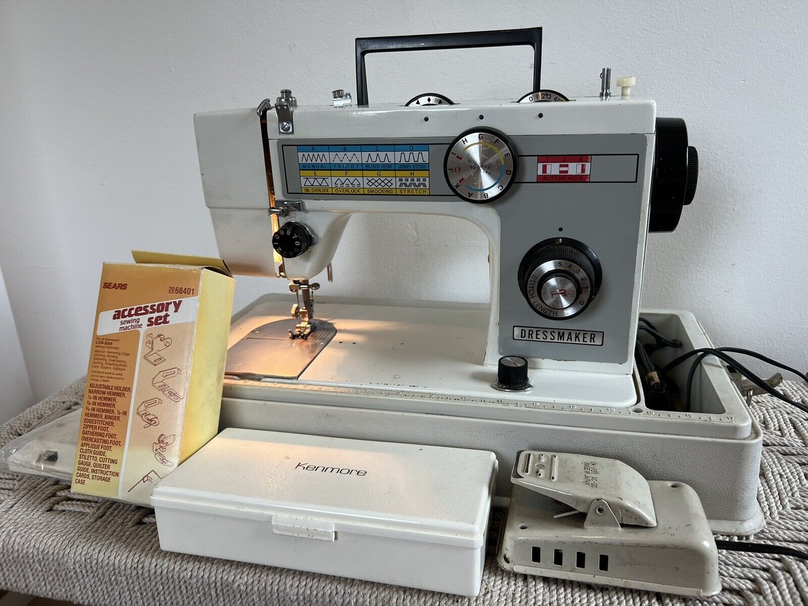 🍊Vintage Dressmaker Sewing Machine Model 580 w/ Carry Case, Foot Pedal, & More