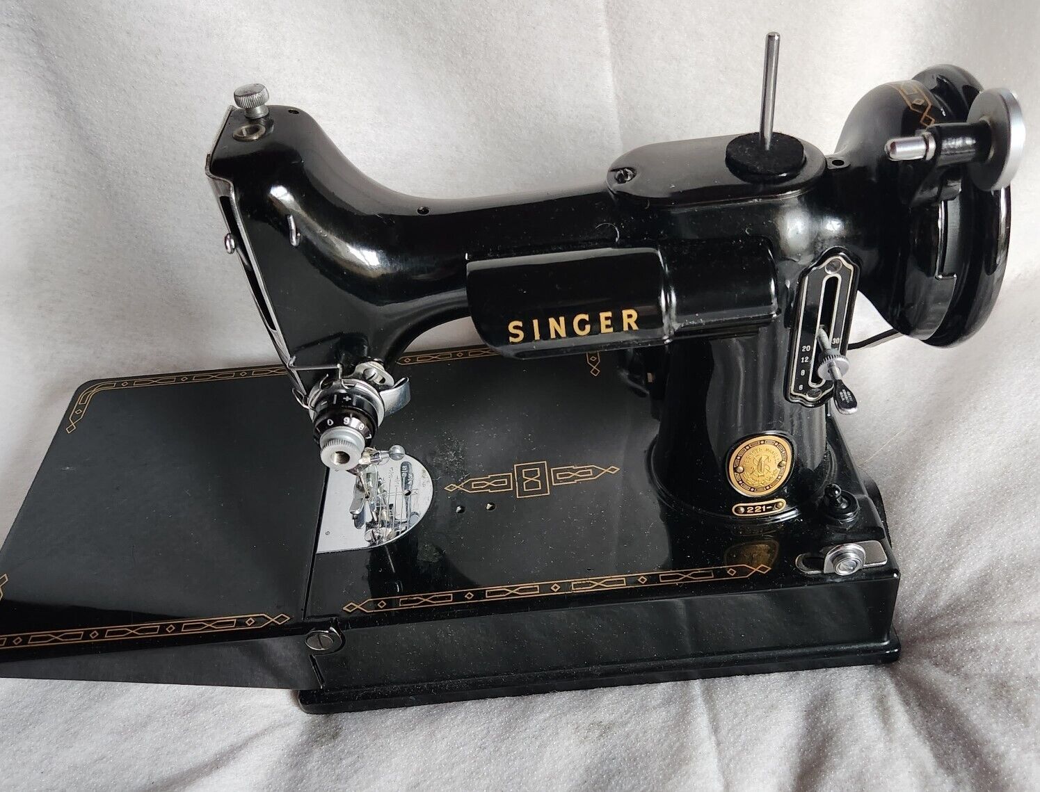 1957 SINGER FEATHERWEIGHT Sewing Machine #221 with Case