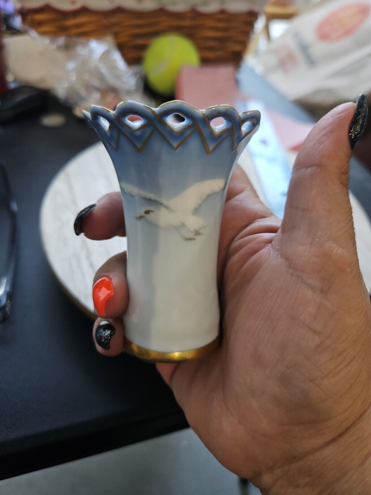 Small Seagull Gold Trim Vase 3\