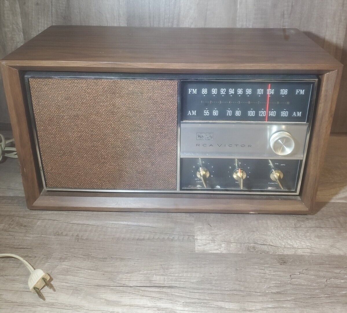 Vintage 1960\'s RCA VICTOR RHC33W WALNUT Radio Needs Work 16\