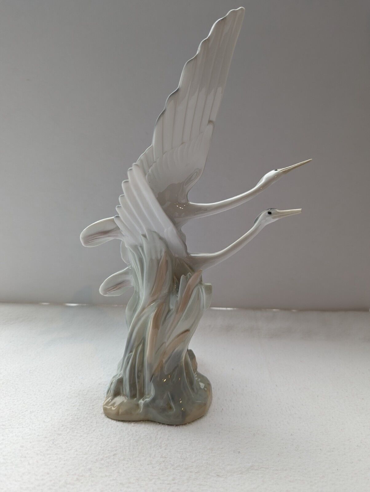 LLADRO COLLECTIBLE  SWANS OR HERONS TAKING FLIGHT FIGURINE
