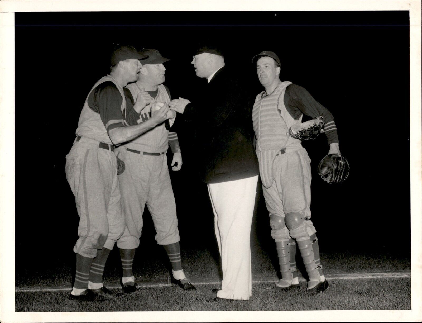 PF26 1940 Orig Photo STAN HACK & MGR GABBY HARTNETT ARGUE WITH UMP CHICAGO CUBS