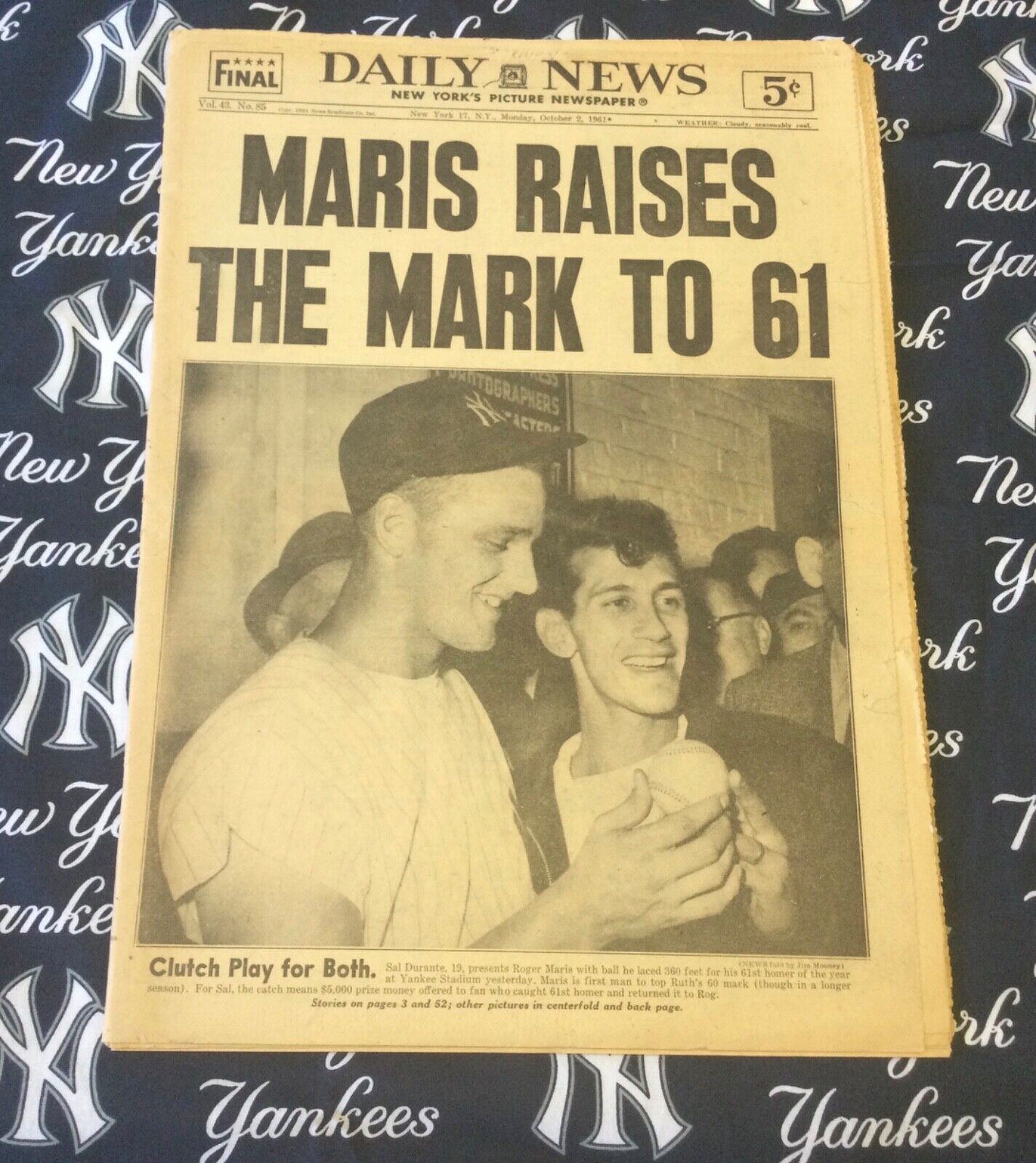 Roger Maris NY Yankees ORIGINAL COMPLETE  Daily News October 2, 1961  NEAR MINT