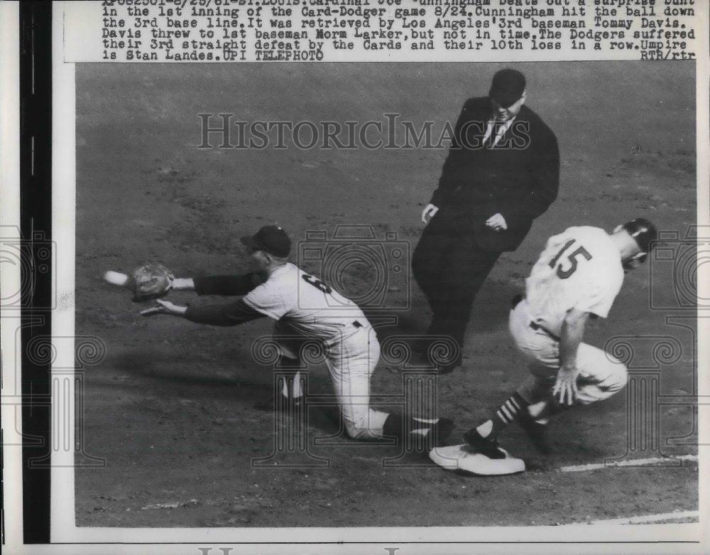 1961 Press Photo Card-Dodger game Joe Cunningham & 1st baseman Norm Larker