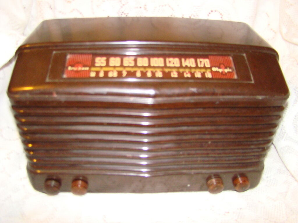 Vintage Olympic Tru-base 6-604 Brown Bakelite Tube Radio 1940\'s