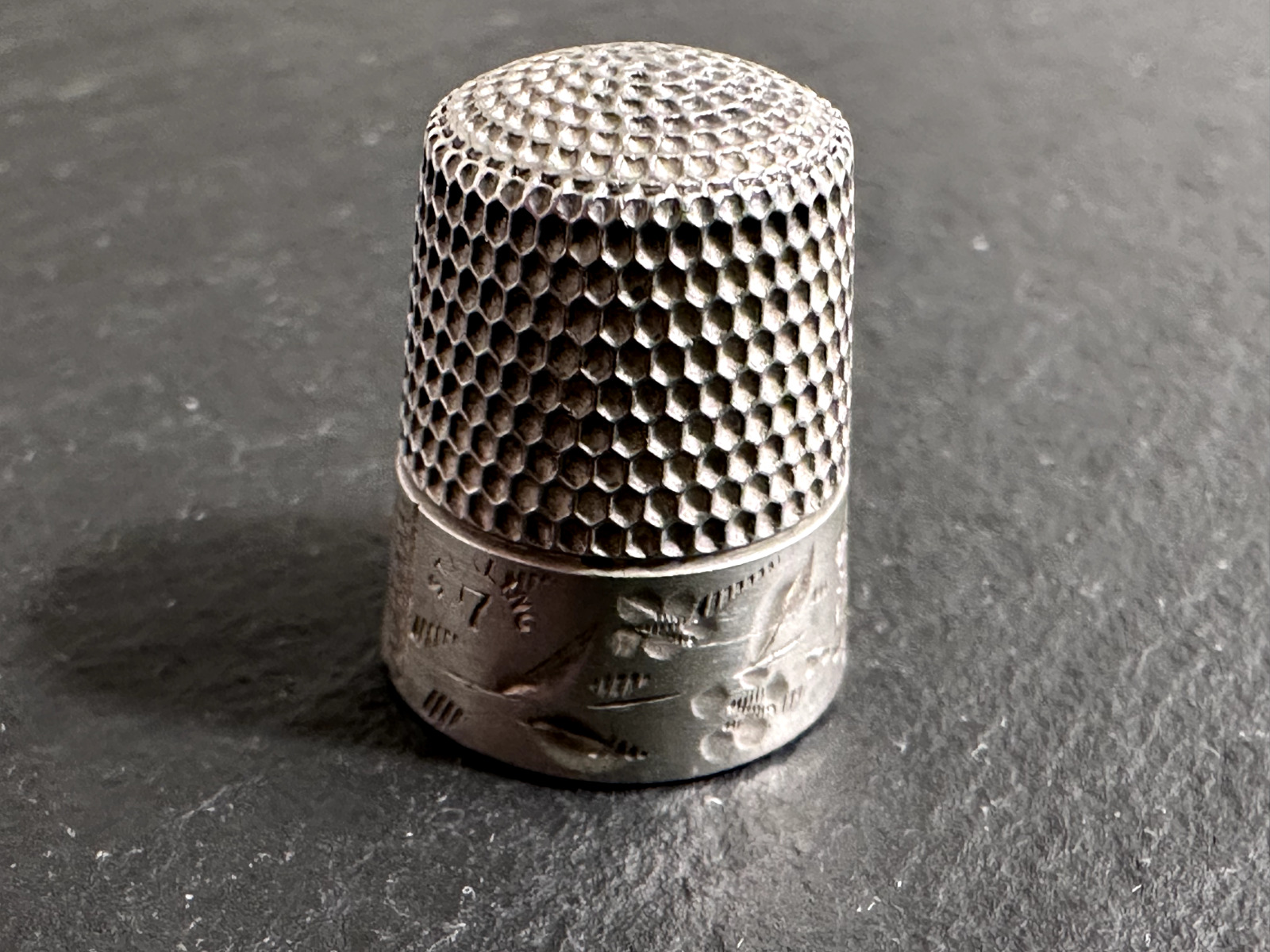 ANTIQUE SIMON BROTHERS STERLING SILVER FLORAL MOTIF SIZE 7 THIMBLE