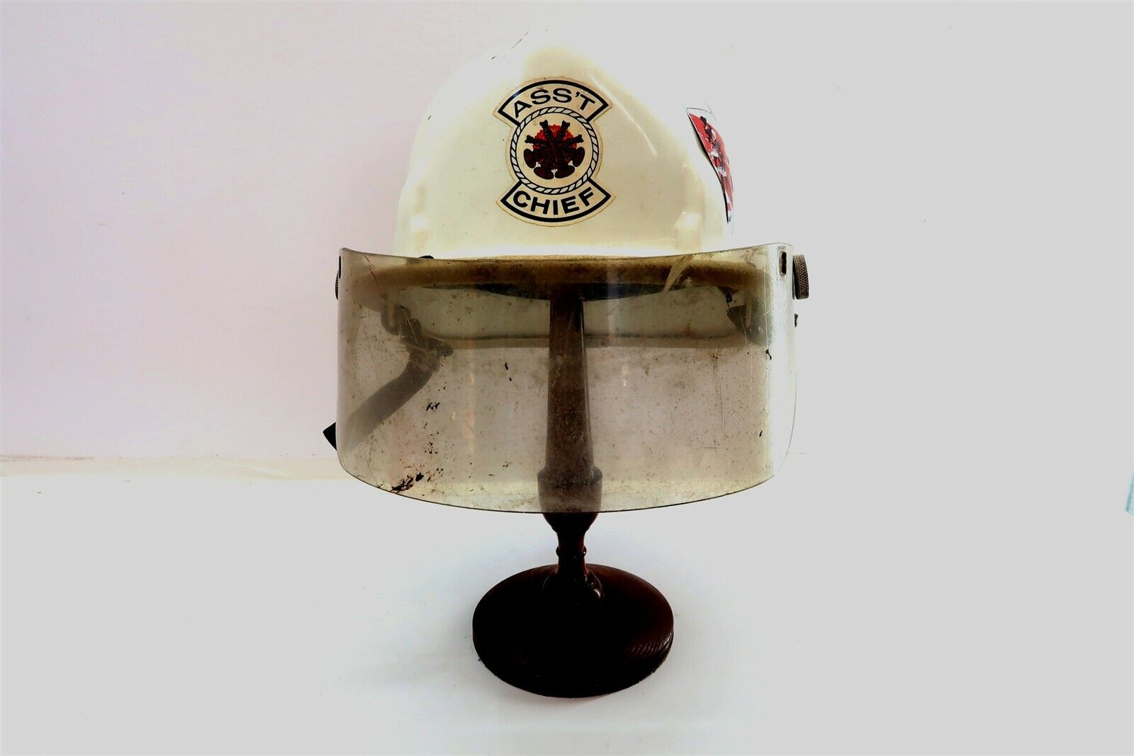 Vintage CAIRNS & BROS White Fire Helmet ASS\'T CHIEF with Visor 