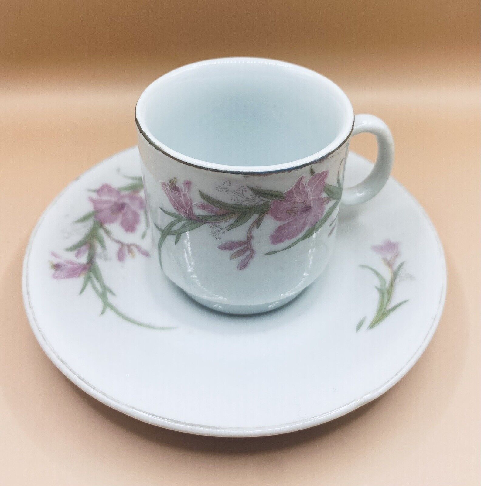 Vintage Royal Court Carnation 12 Piece China Teacup & Saucer Set. Excellent Cond