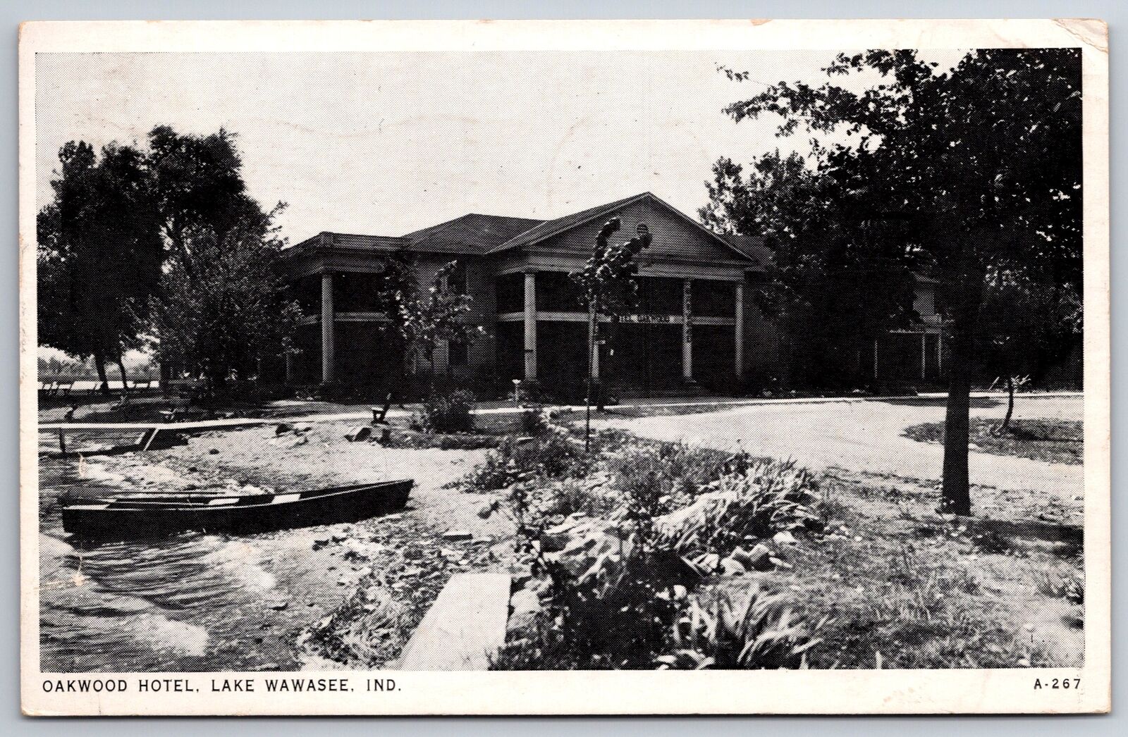 Lake Wawasee Indiana~Oakwood Hotel~Boat on Lake Shore~1945 B&W Postcard
