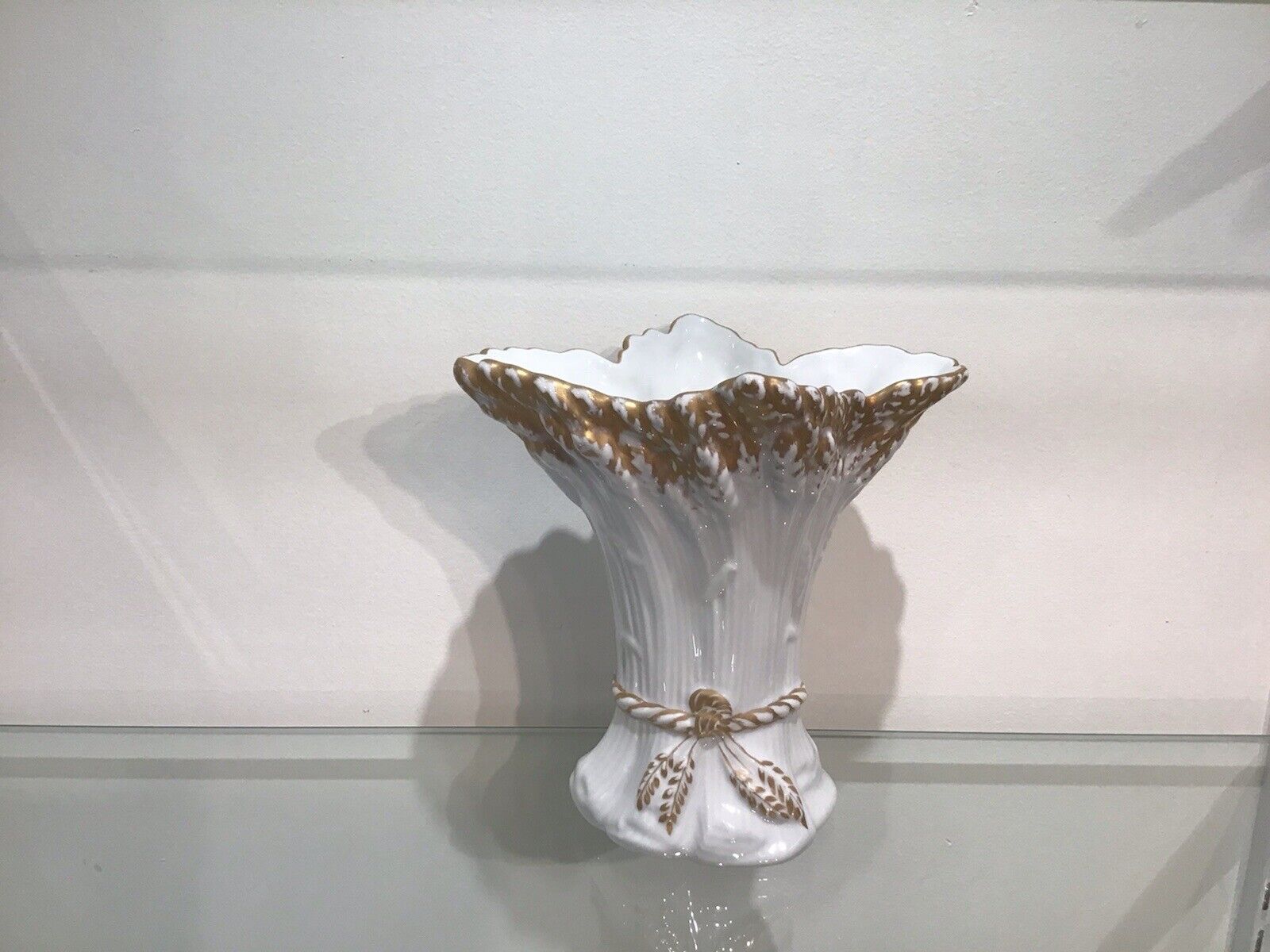 Mottahedeh Historic Natchez Collection White/ Gold Painted Sheaf Vase