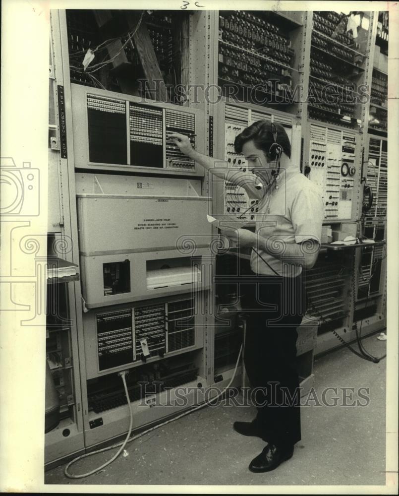 1970 Press Photo Technician Operates Tracer For Obscene Telephone Calls, Houston