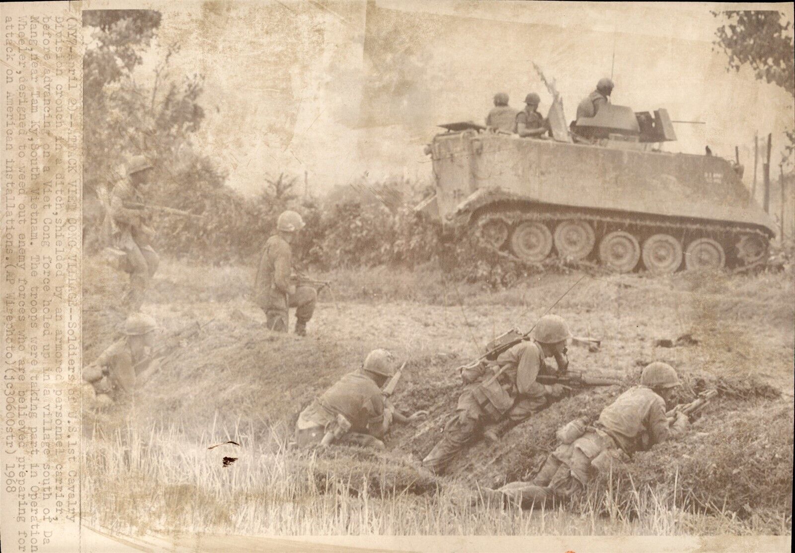 LG20 1968 Wire Photo US 1ST CAVALRY SOLDIERS VIETNAM WAR ARMED PERSONNEL CARRIER