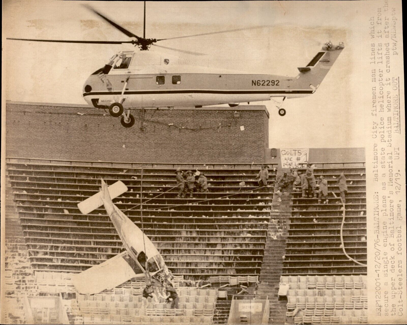 LD278 \'76 Wire Photo FIREMEN HELICOPTER REMOVES PLANE WRECKAGE BALTIMORE STADIUM