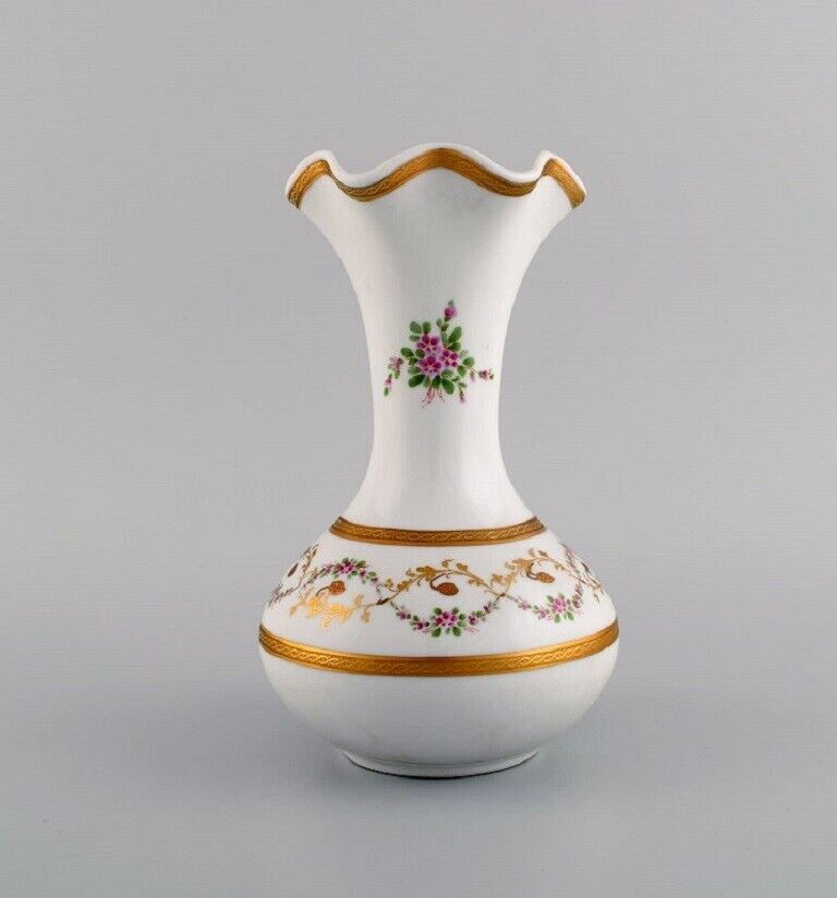 Limoges vase in hand-painted porcelain with floral and gold decoration. 1920's. 