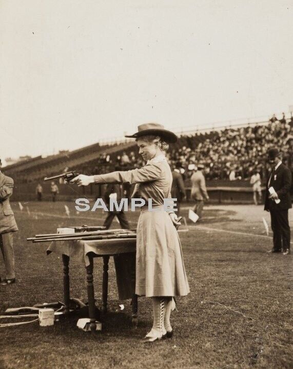 1922 ANNIE OAKLEY FIRING A PISTOL 8.5X11 Photo