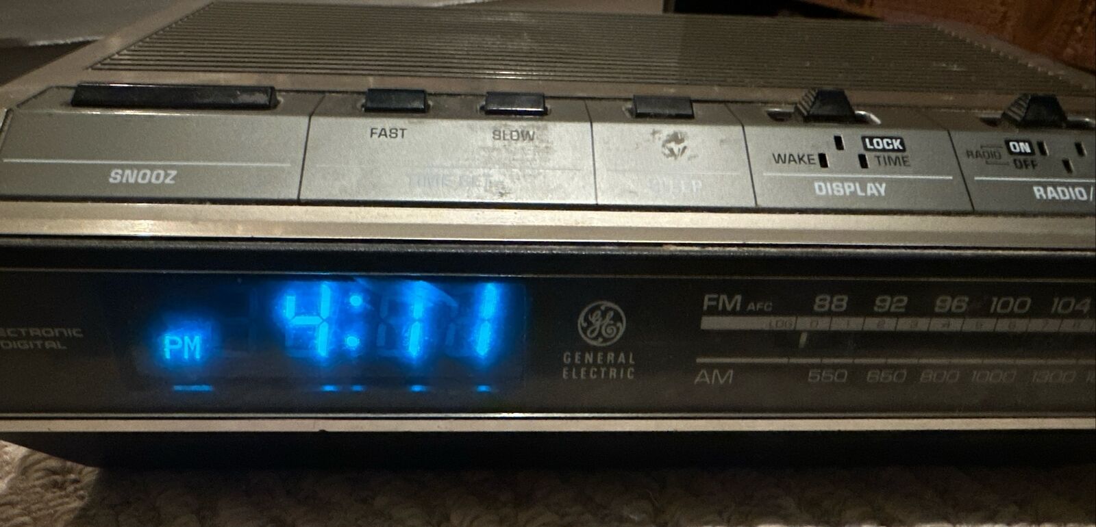 GE 7-4642B Radio Alarm Clock-AM/FM-Vintage 1983-Blue 