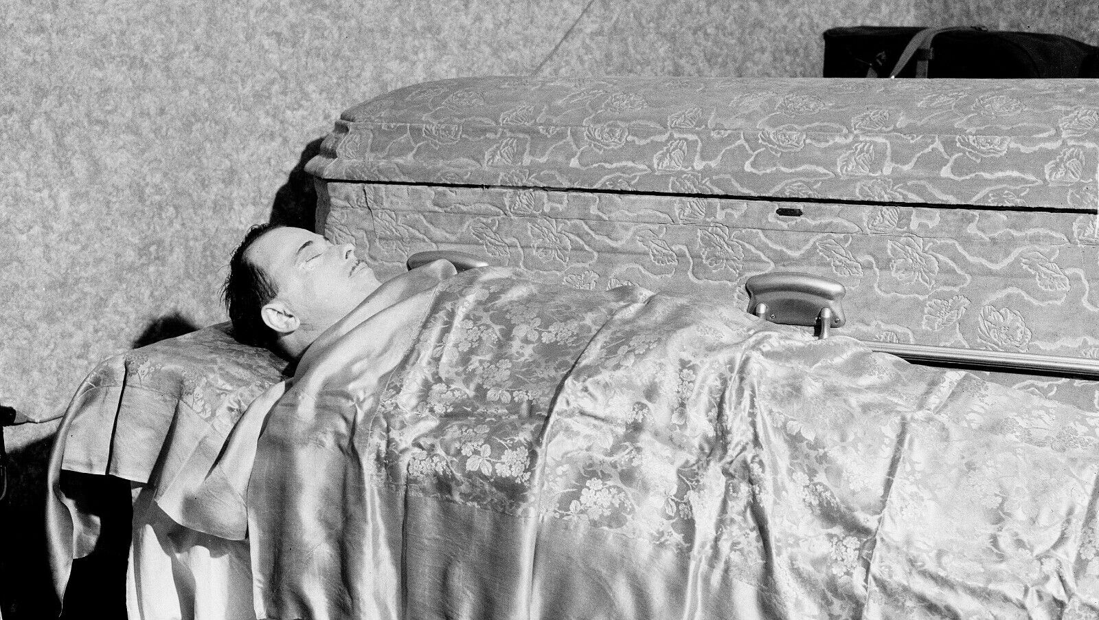 John Dillenger lying alongside coffin burial vintage photo reproduction  130