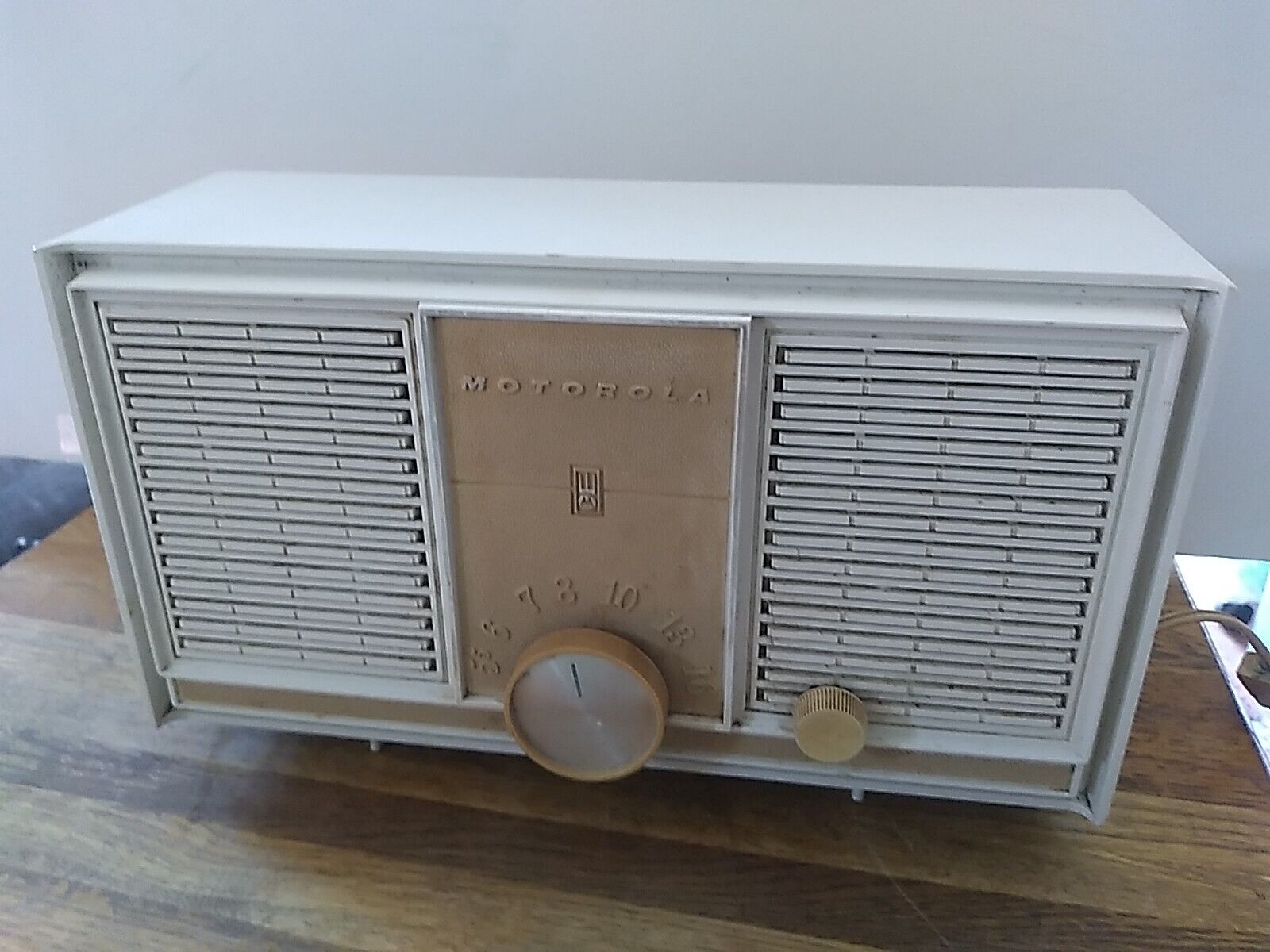Vintage MOTOROLA Model AT30BH WHITE MCM 1950s AM Tube Radio Tested Works
