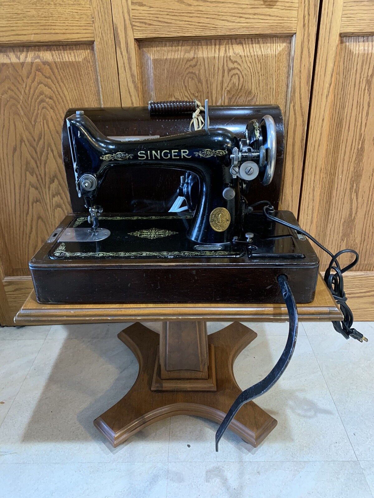 Beautiful Vintage 1924 Model 99 Singer Sewing Machine With Case And Key