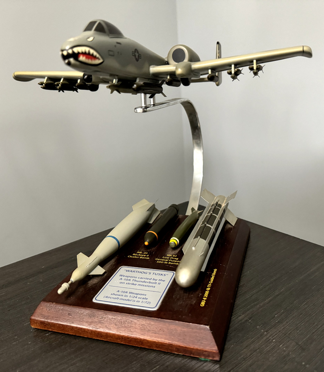 Fairchild Republic A10 Thunderbolt Plane Mahogany Wood Scale Model Desk Aircraft