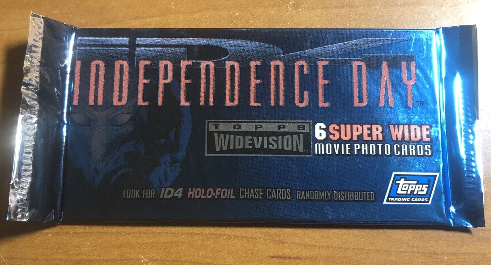 Topps 1996 Independence Day Super Wide Movie Photo Trading Card Single Pack