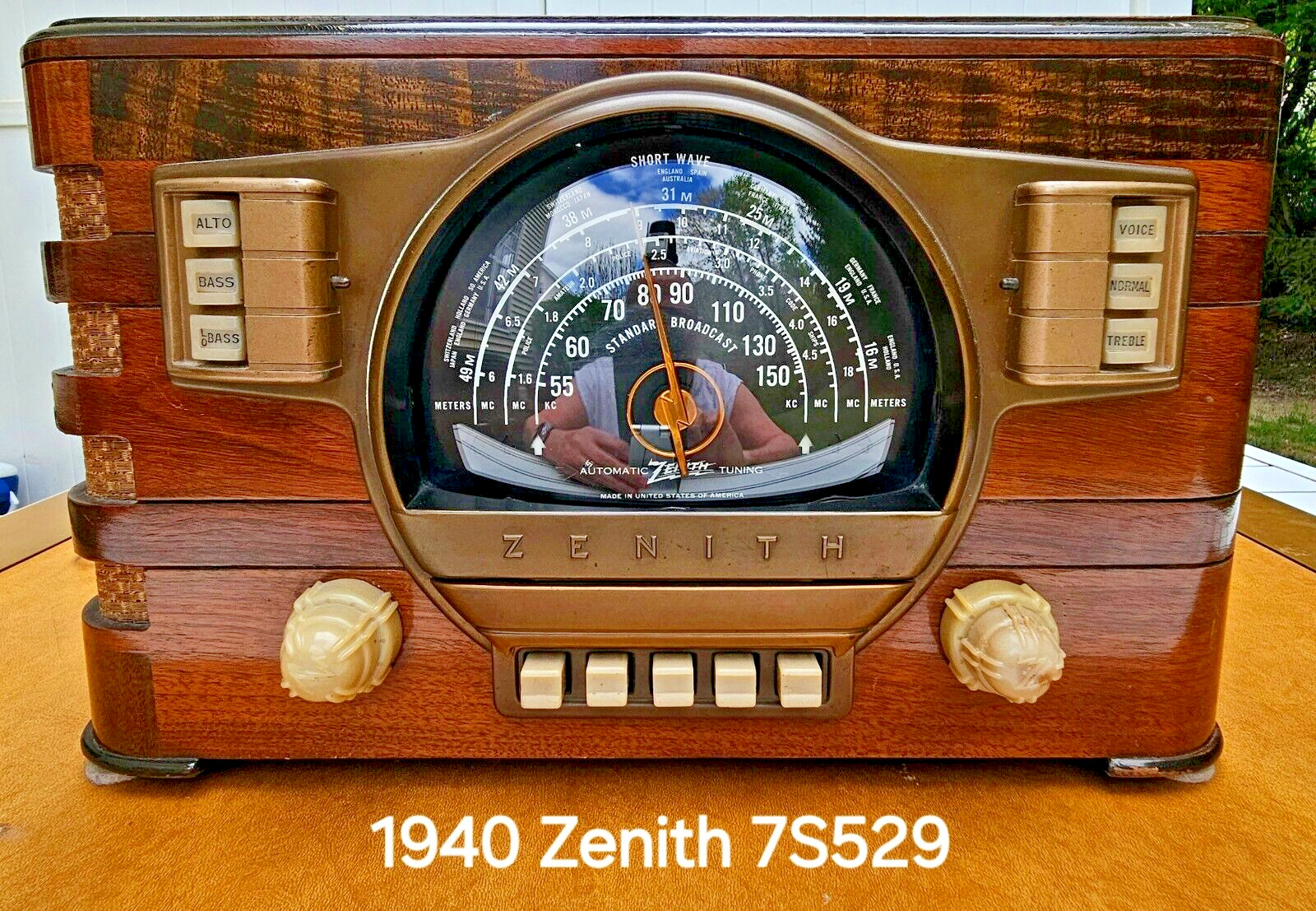 1940 Zenith Model 7S529 AM/Shortwave Table Radio with Walnut Cabinet