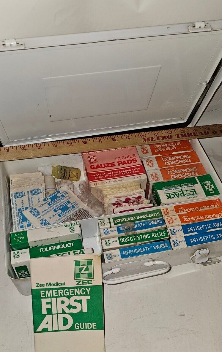 Vintage Zee Medical Wall Mount First Aid Kit Metal Storage Box 14\