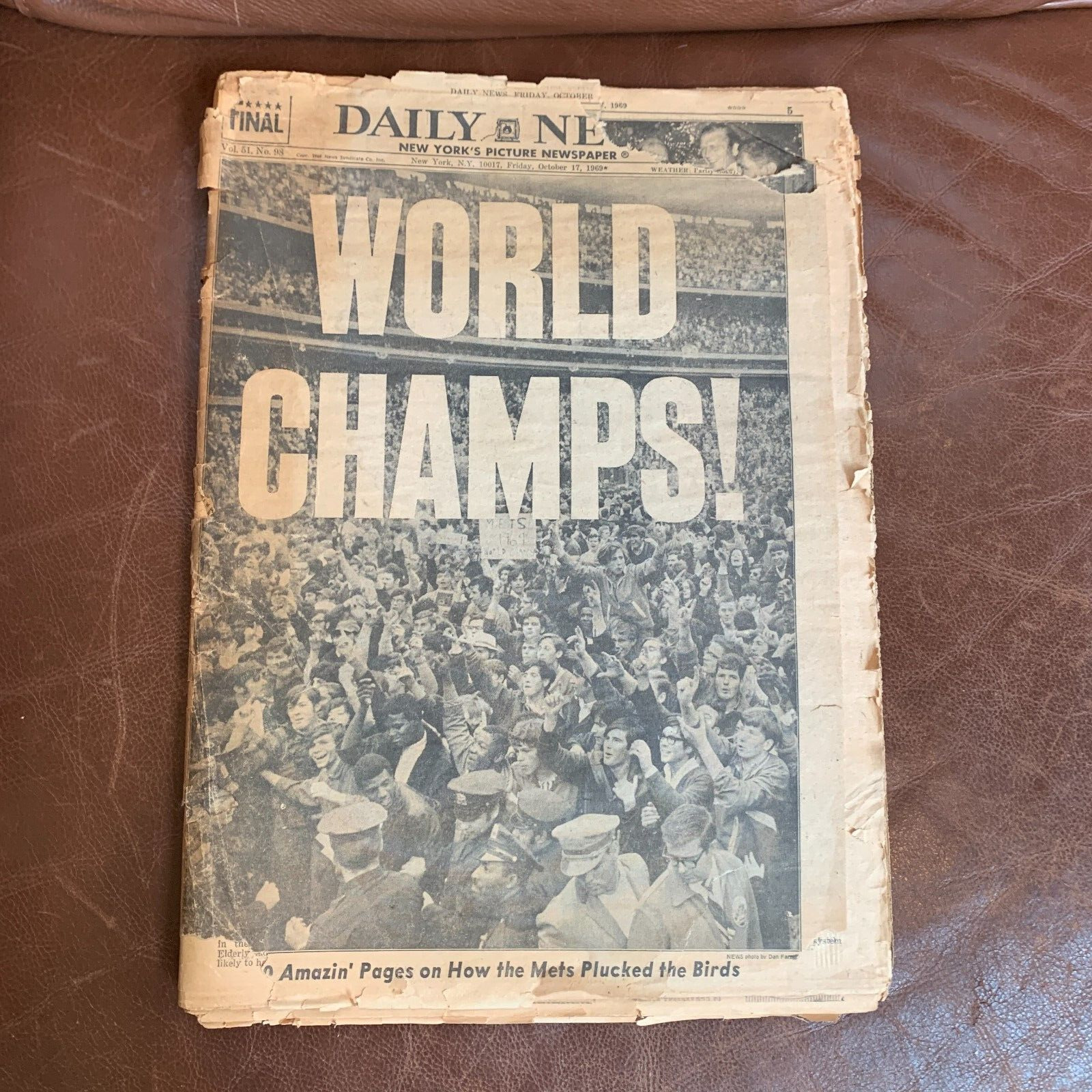 Daily News 10-17-969 METS WORLD CHAMPS  Win Championship FULL NEWSPAPER paper