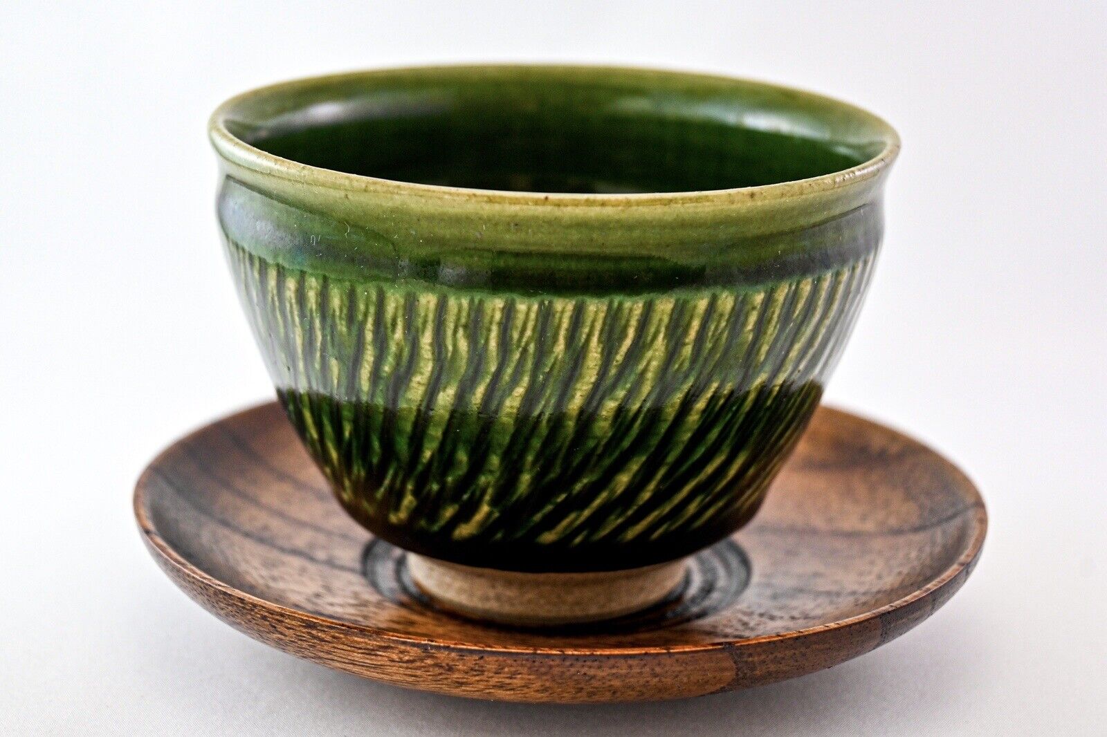 Japanese YUNOMI Teacup & Wooden Saucer Oribe Green Glaze Carving Seto Akazu Ware