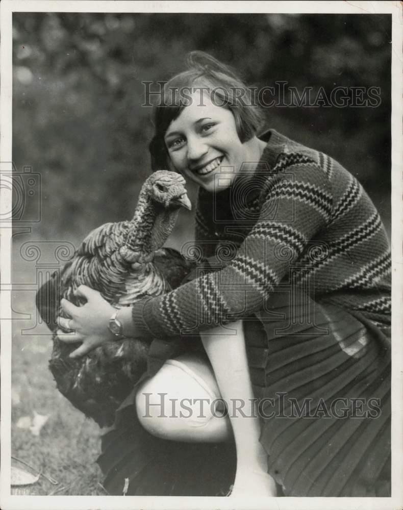 1928 Press Photo Dorothy Newhouse of Brecksville, Ohio holding a prize turkey