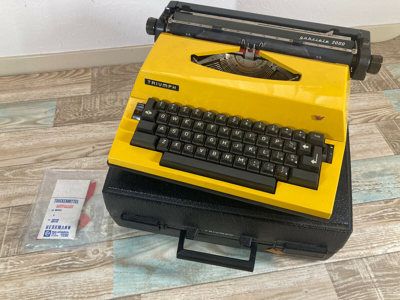 Rare Triumph Typewriter Yellow gabriele 2000 set w / Case Tested AS-IS