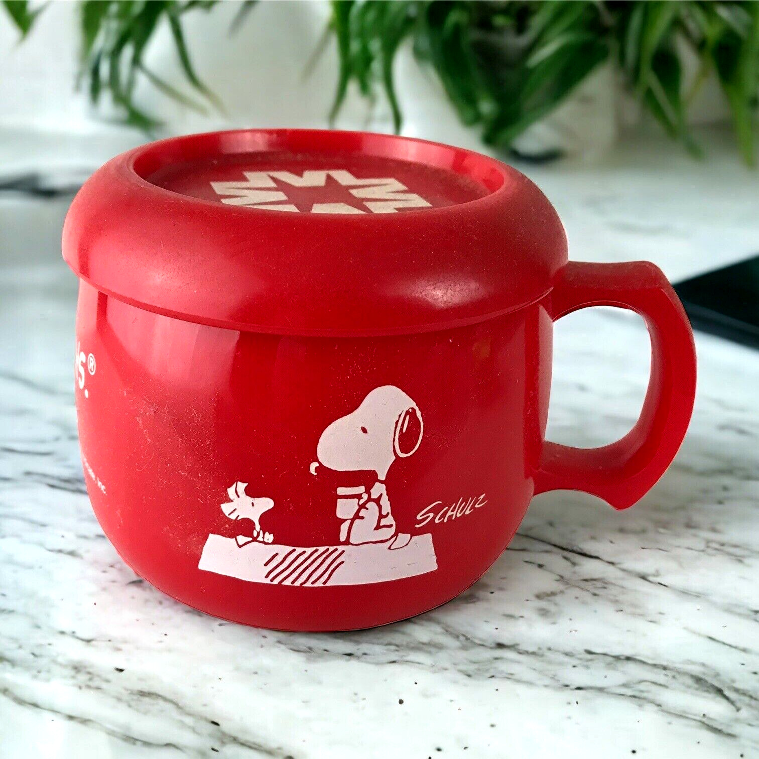 Vintage Adveritising Met Life Charles Shultz Peanuts SNOOPY Covered Mug Cup Red