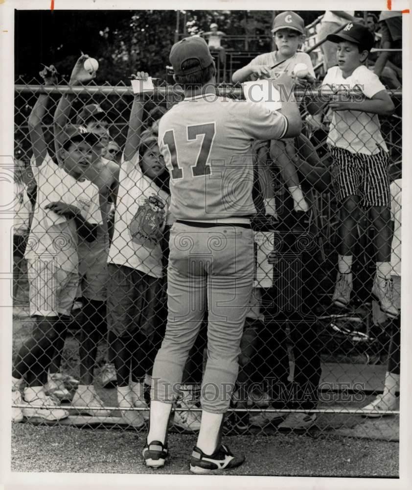 1988 Press Photo Jim Campanis of team USA baseball, signing autograph to fans