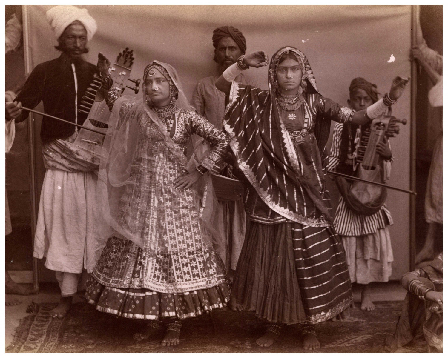 Indes, India, dancing girls vintage albumen print Tirage albuminé  21x26  