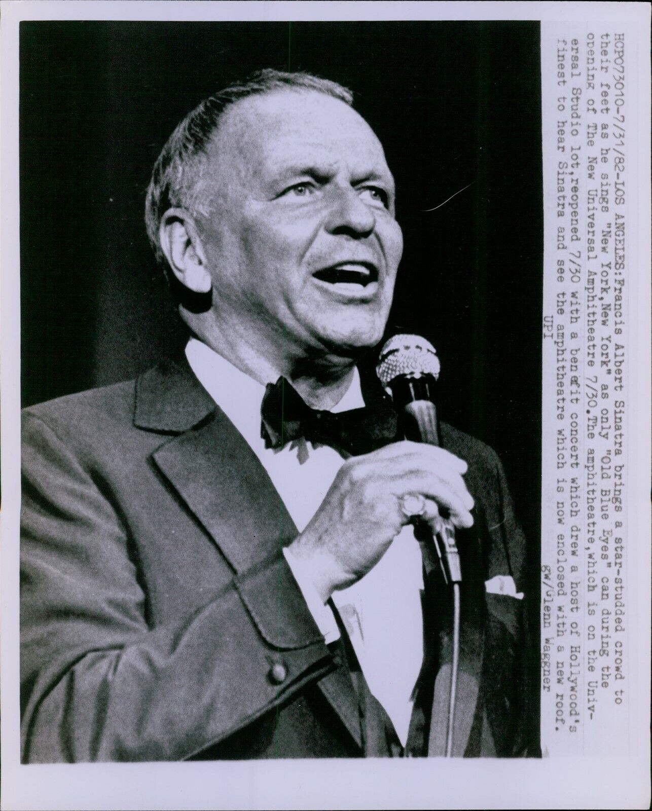 LG847 1982 Wire Photo FRANK SINATRA Old Blue Eyes Handsome Singer Performance