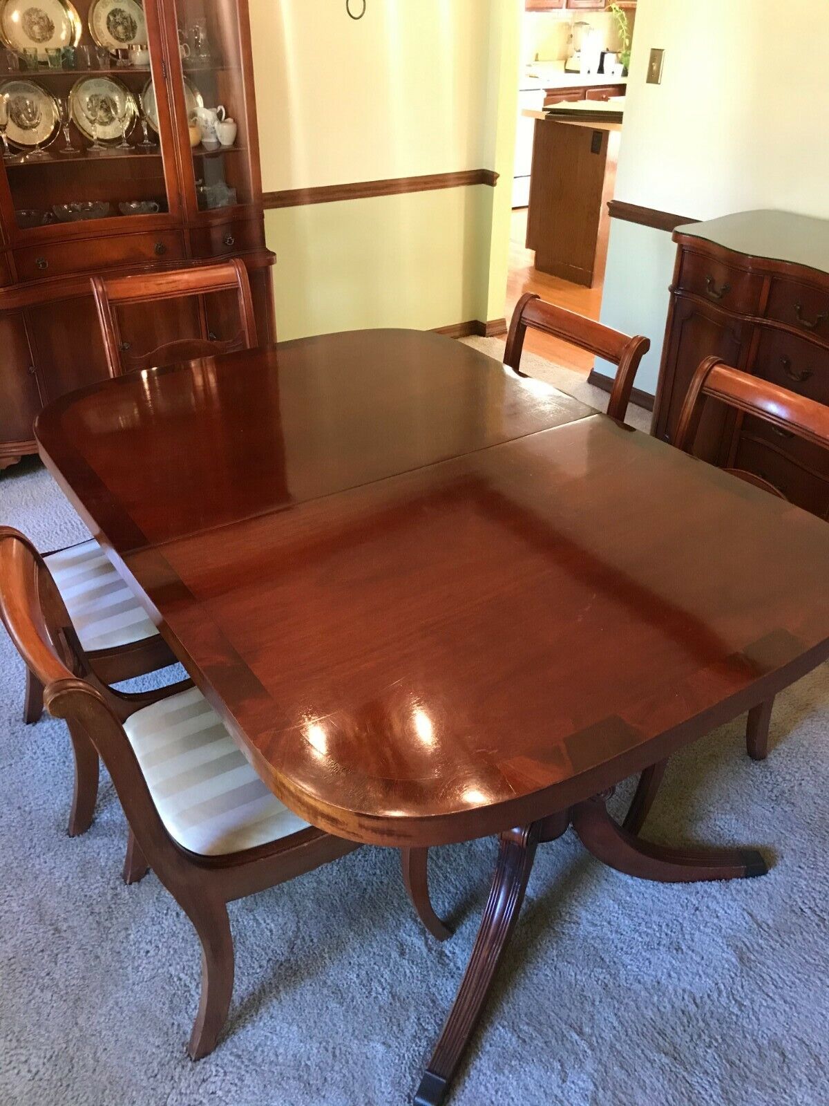Morganton Mahogany 8 pc dining room furniture w 3 table ext in great condition