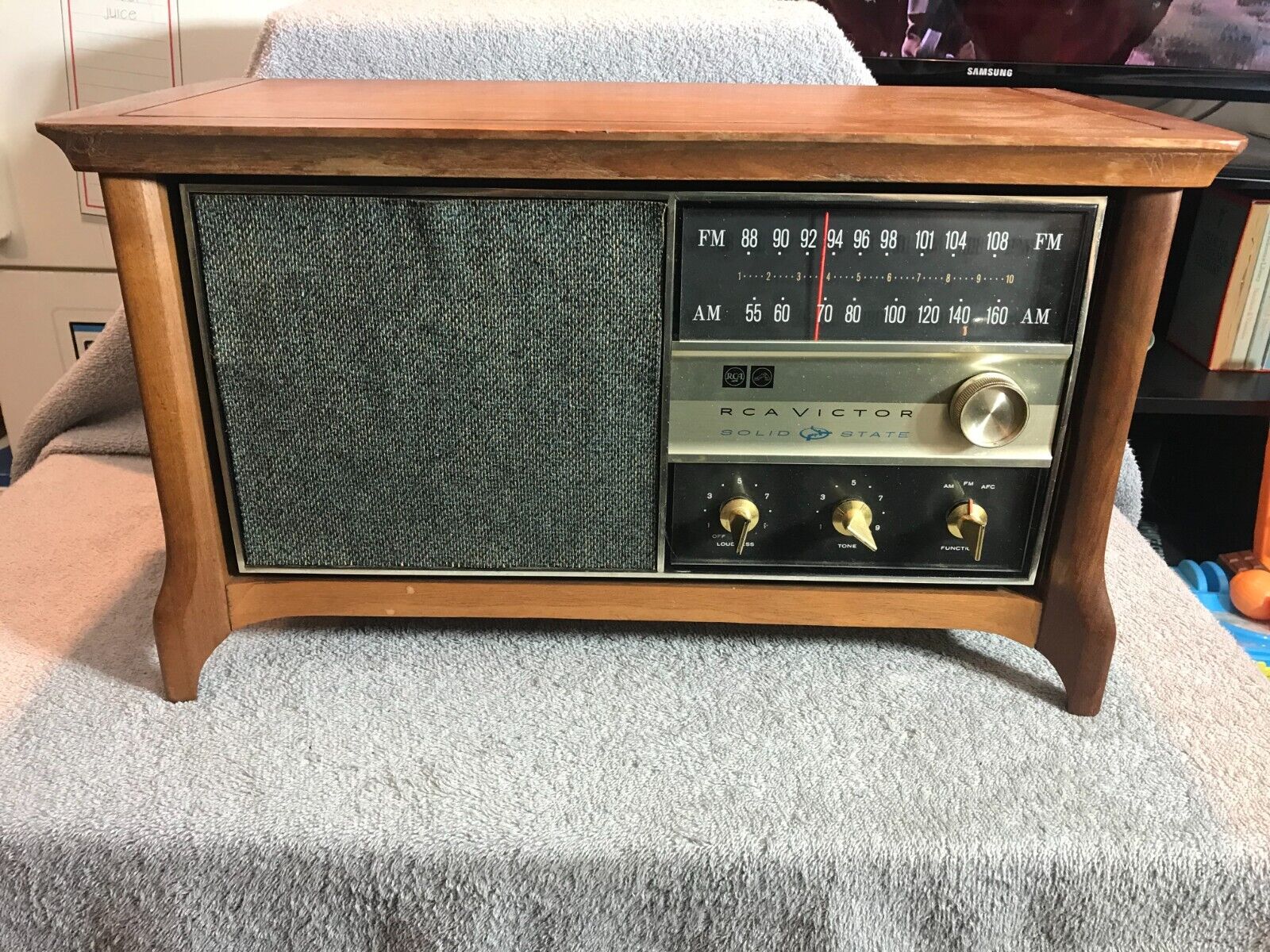 Vintage 1960\'s RCA VICTOR RHC41W Walnut Solid State Radio  Works  17\
