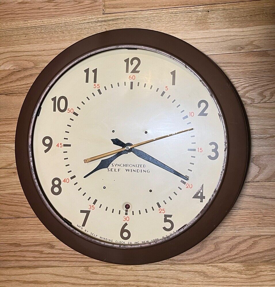 Vintage Rare Self Winding Clock Co Industrial Deco Round Wall Clock RUNS Read