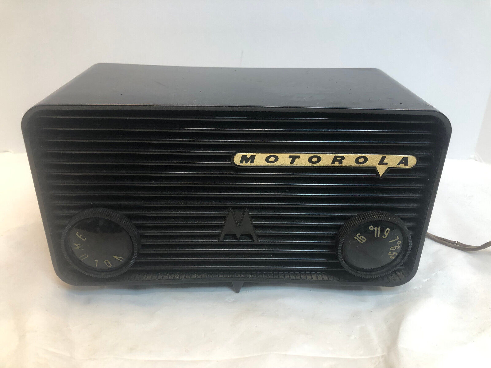 Vintage Motorola 57A Tube Radio Black - Powers up but need work