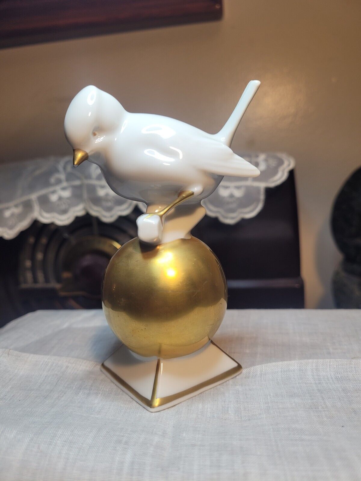 Vintage Gerold Porzellan Bavaria Bird Figurine Crested Tit w Gold Ball 