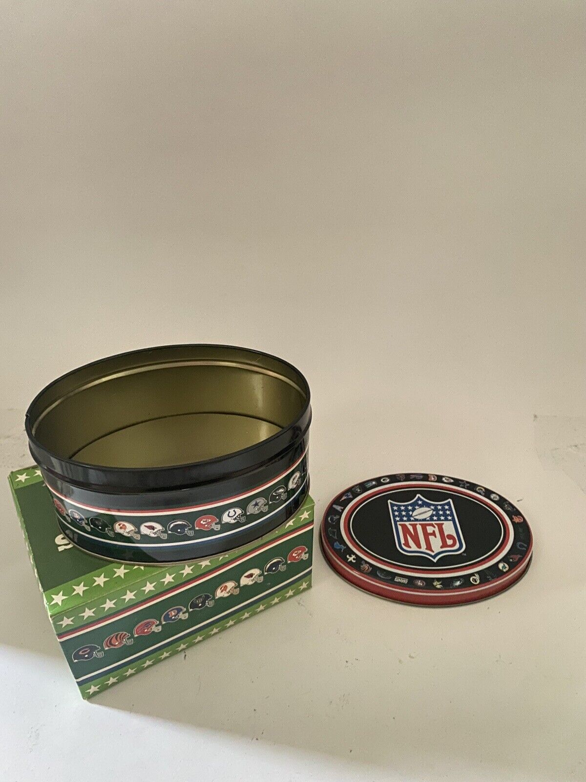 NFL gift co vintage 1997 collectors tin