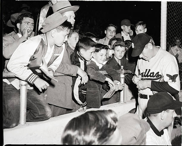 Dizzy Dean Former St Louis Cardinals\' Pitching Dallas 1950 OLD PHOTO