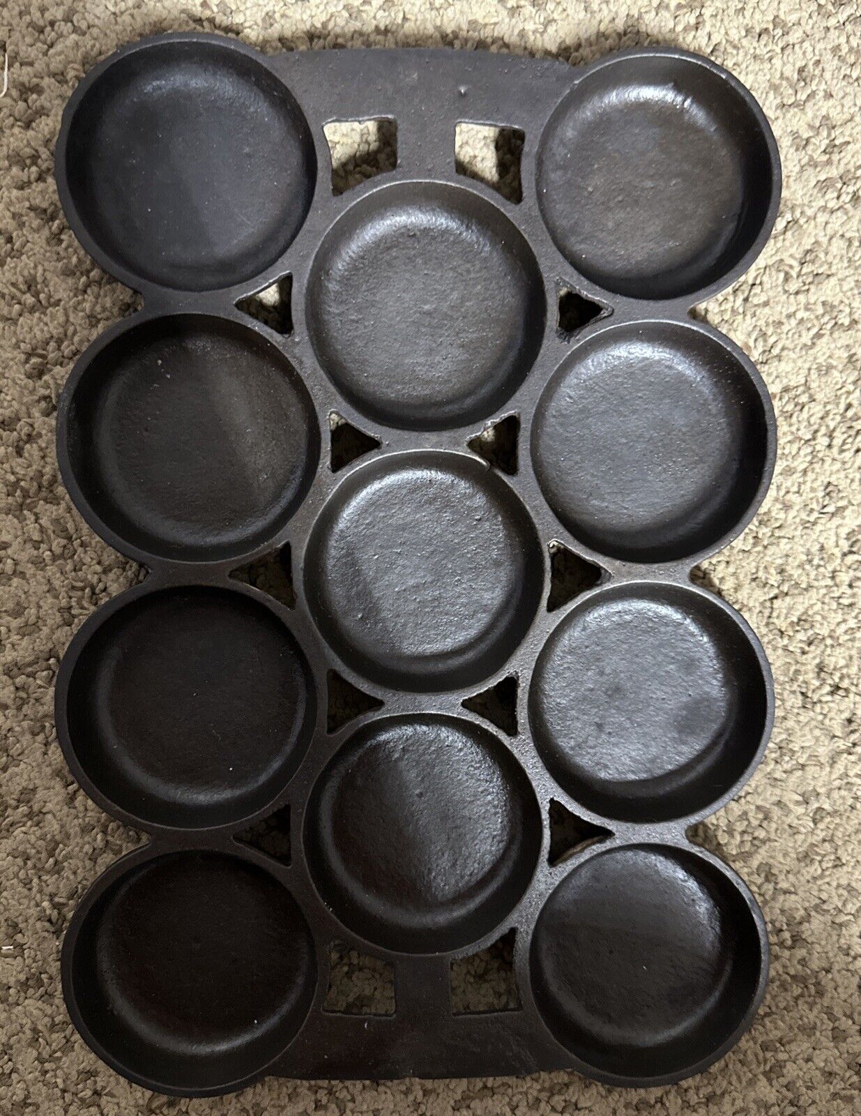 Vintage No. 1  Griswold ? Cast Iron Muffin Gem Pan  11 Count