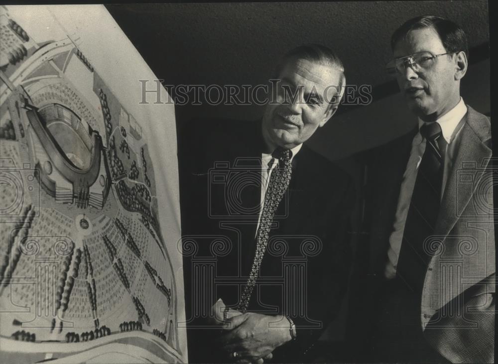 1989 Press Photo Jack Pelisek, Bud Selig look at plans for new Brewers stadium