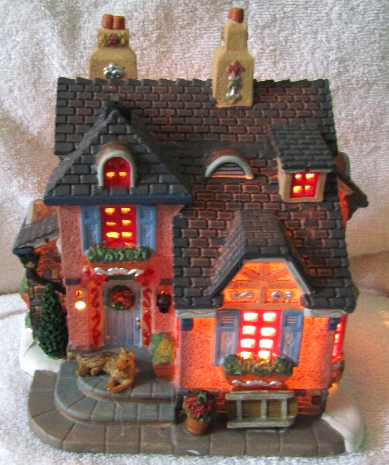 Lemax 2011 Lighted Ceramic Christmas Decorated Family Home.