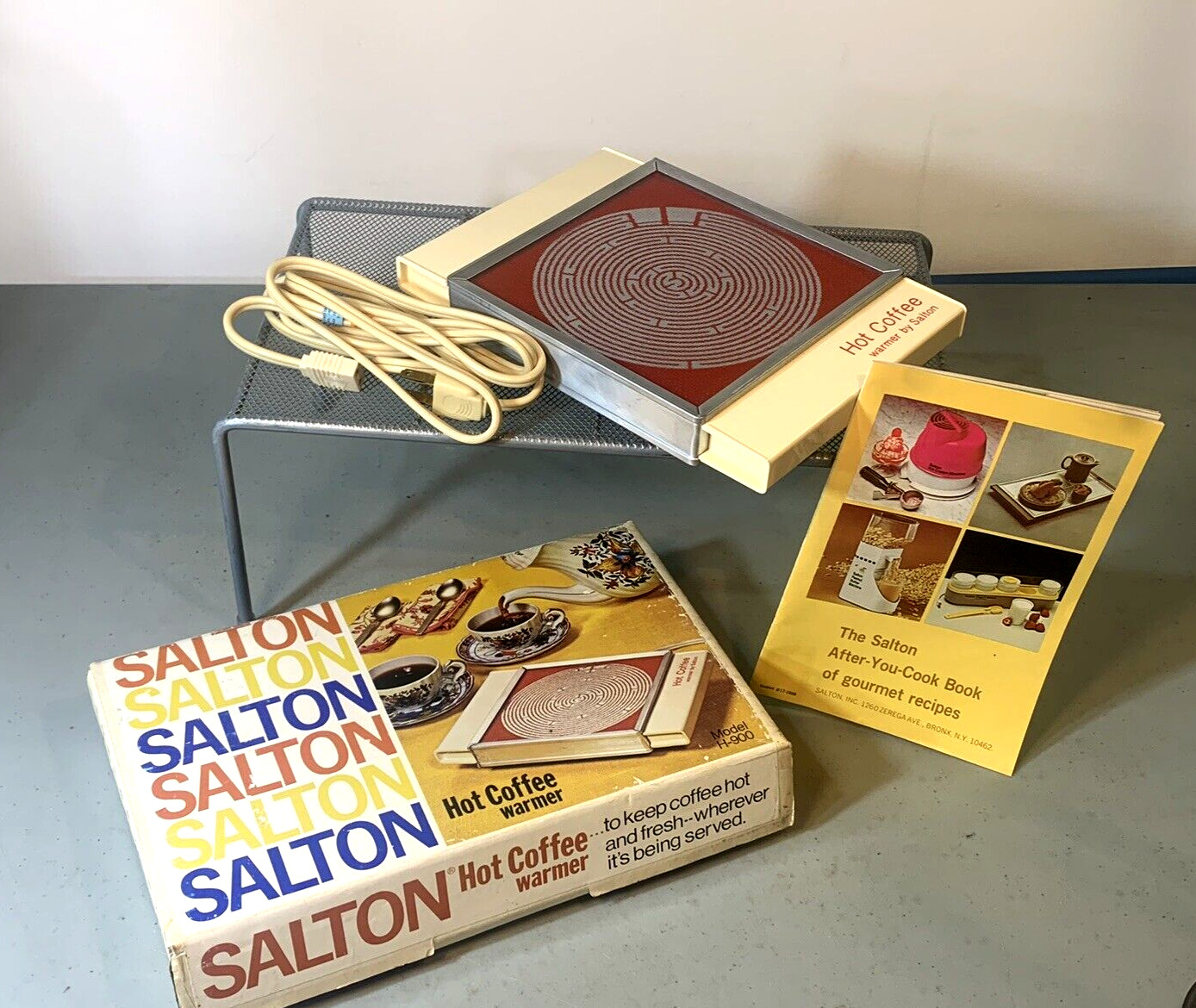 Vintage Mid Century Salton HotTray Model #900 Coffee Warmer #H-900 (1E)