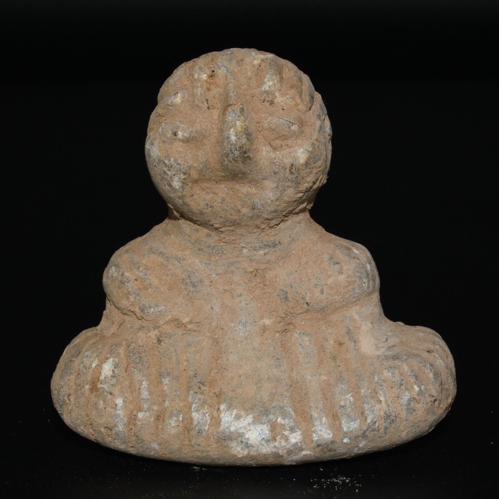 Very Old Ancient Bactrian Stone Idol Statue of Seated Figurine in Good condition
