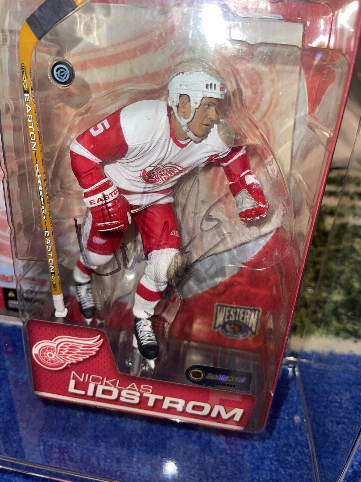 AUTOGRAPHED McFarlane Toys 2003 NHL Series 6 Detroit Red Wings Nicklas Lidstrom