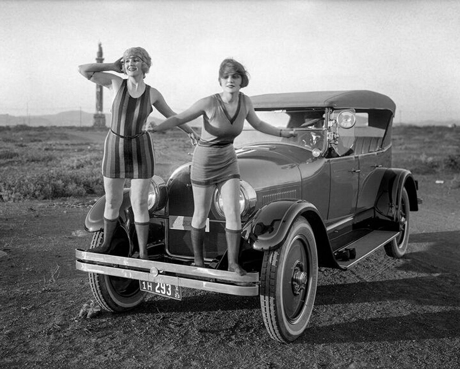 1923 SEXY FLAPPERS Adorning PEERLESS TOURING CAR  Photo  (189-Y)