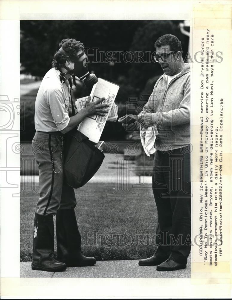 1988 Press Photo Letter carrier Don Bryant delivers to Len Muni - cva73069